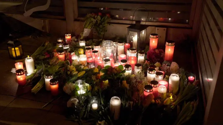 Einwohner von Brokstedt haben Blumen und Kerzen am Tatort der Messerattacke abgelegt. Bei dem Angriff wurden eine 17-Jährige und ein 19-Jähriger getötet. (Foto: Marcus Brandt/dpa)
