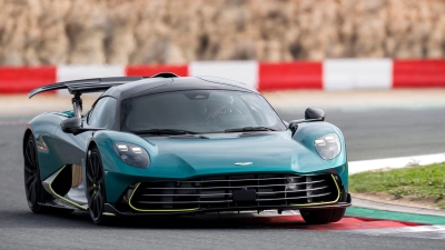 Der Supersportwagen Valhalla kostet mindestens 979.965 Euro und ist auf 999 Exemplare limitiert. (Foto: Max Earey/Aston Martin/dpa-tmn)