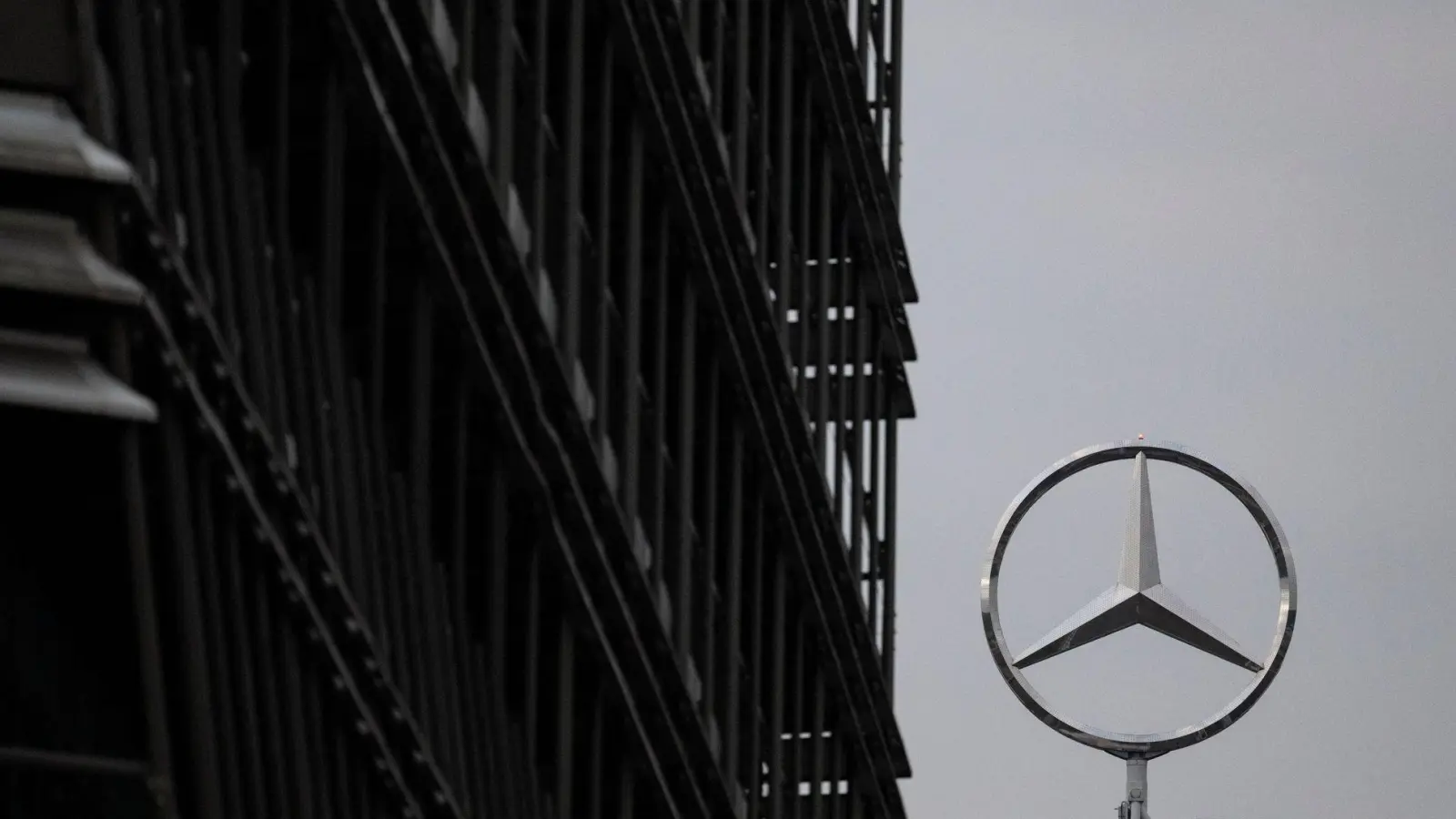 Beschäftigte von Mercedes-Benz machen mobil gegen die Sparpläne des Vorstands. (Archivbild) (Foto: Marijan Murat/dpa)