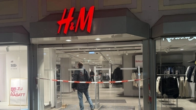 Unmittelbar nach dem Überfall auf den H&amp;M in Ansbach begann die Spurensuche der Kripo. Knapp zwei Wochen später waren die Täter gefasst. (Foto: NEWS5/Felix Besold)