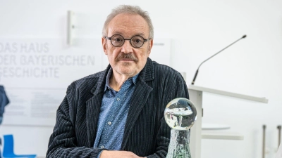 Der österreichische Kabarettist Josef Hader ist mit der „Bairischen Sprachwurzel“ geehrt worden. (Foto: Armin Weigel/dpa)