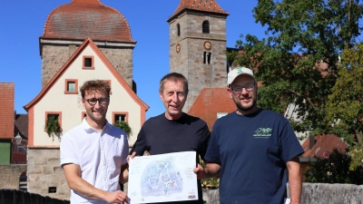 Stellen die Kunsttage Ornbau vor, die am nächsten Wochenende stattfinden (von links): Bürgermeister Marco Meier, Georg Hald und Johannes Vetter. (Foto: Thomas Wirth)