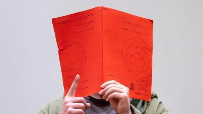 Der Angeklagte schweigt - dafür sprechen die Opfer. (Archivbild)  (Foto: Peter Kneffel/dpa)