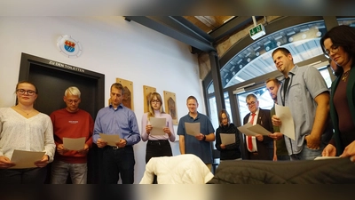 Im vollbesetzten Wilhermsdoerfer Sitzungssaal wurden die elf Neuen vereidigt, zu sehen sind (von links): Magdalena Mitländer, Markus Decker, Markus Decker, Jana Zimmermann, Alexander Masetzky, Ilona Jünger, Harry Scheuenstuhl, Julian Schneider, Friedrich Zinck und Janine Streubert. Verdeckt ist Christian Hamm.<br>Voller Bürgersaal bei der Konstituierenden Sitzung des Wilhermsdorfer Marktgemeinderats (Foto: Heinz Wraneschitz)