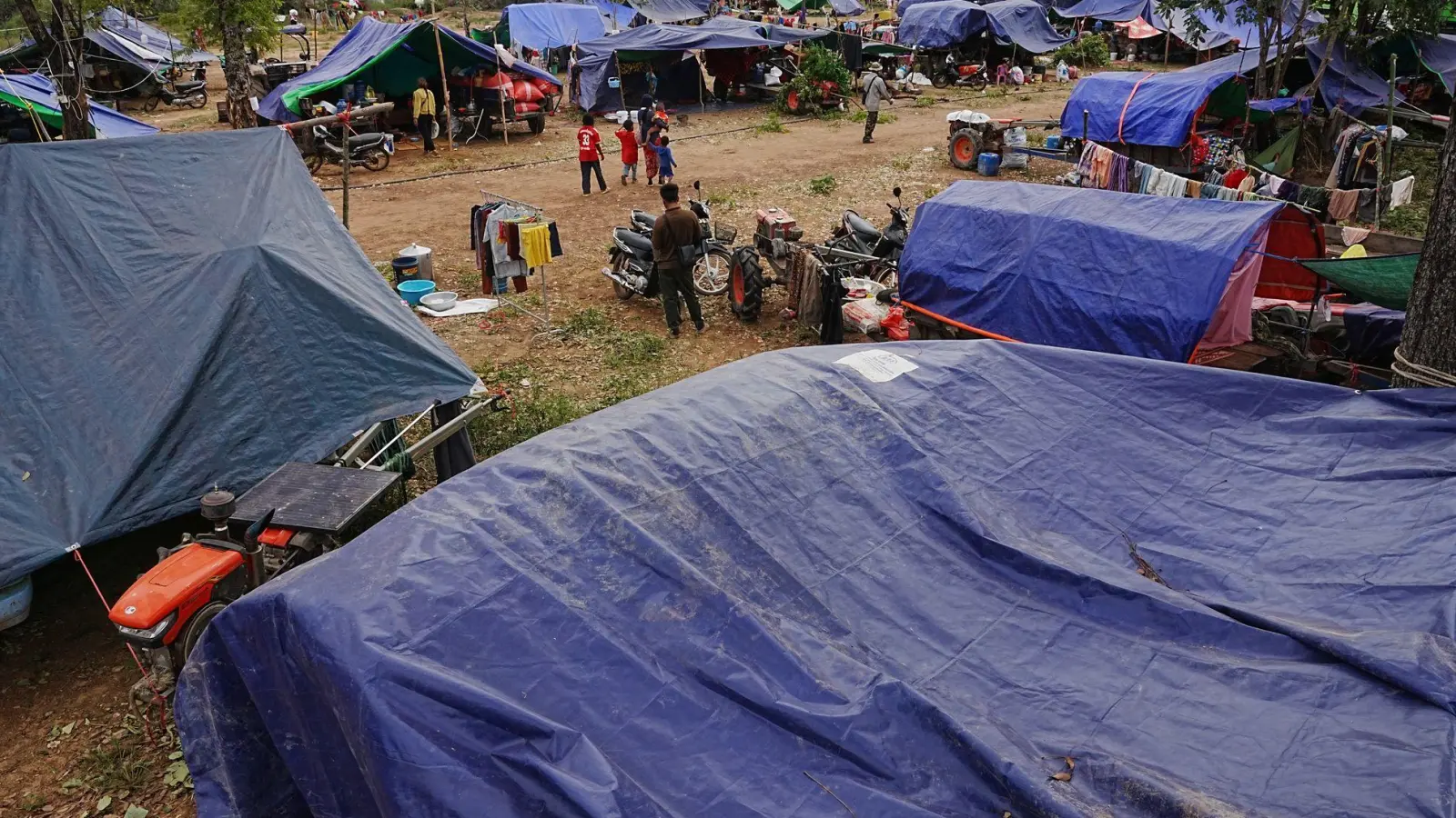 Evakuierte Menschen in der kambodschanischen Provinz Oddar Meanchey, wo sie auf einem Schulgelände vor den Kämpfen zwischen Thailand und Kambodscha Zuflucht suchen. (Archivbild) (Foto: Heng Sinith/AP/dpa)