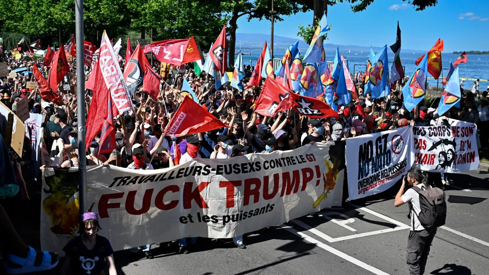 In Frankreich dürfen die G7-Gegner nicht protestieren, so weichen sie auf die Schweizer Seite des Genfersees aus.  (Foto: Martial Trezzini/KEYSTONE/dpa)