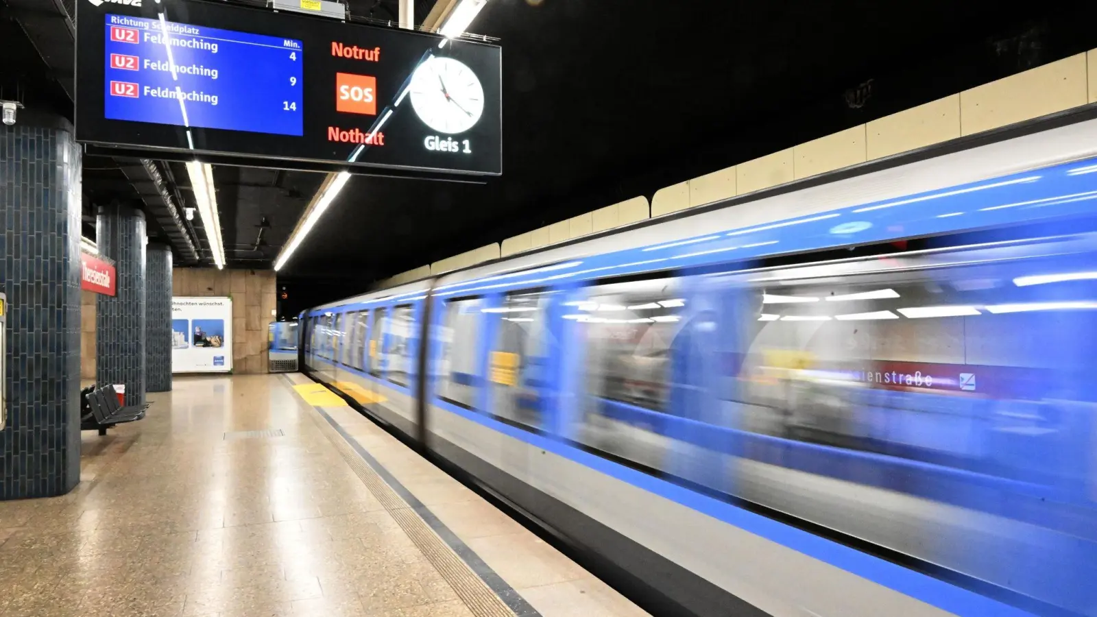 Eine U-Bahn verlässt die U-Bahnstation Theresienstraße. (Foto: Felix Hörhager/dpa/Symbolbild)