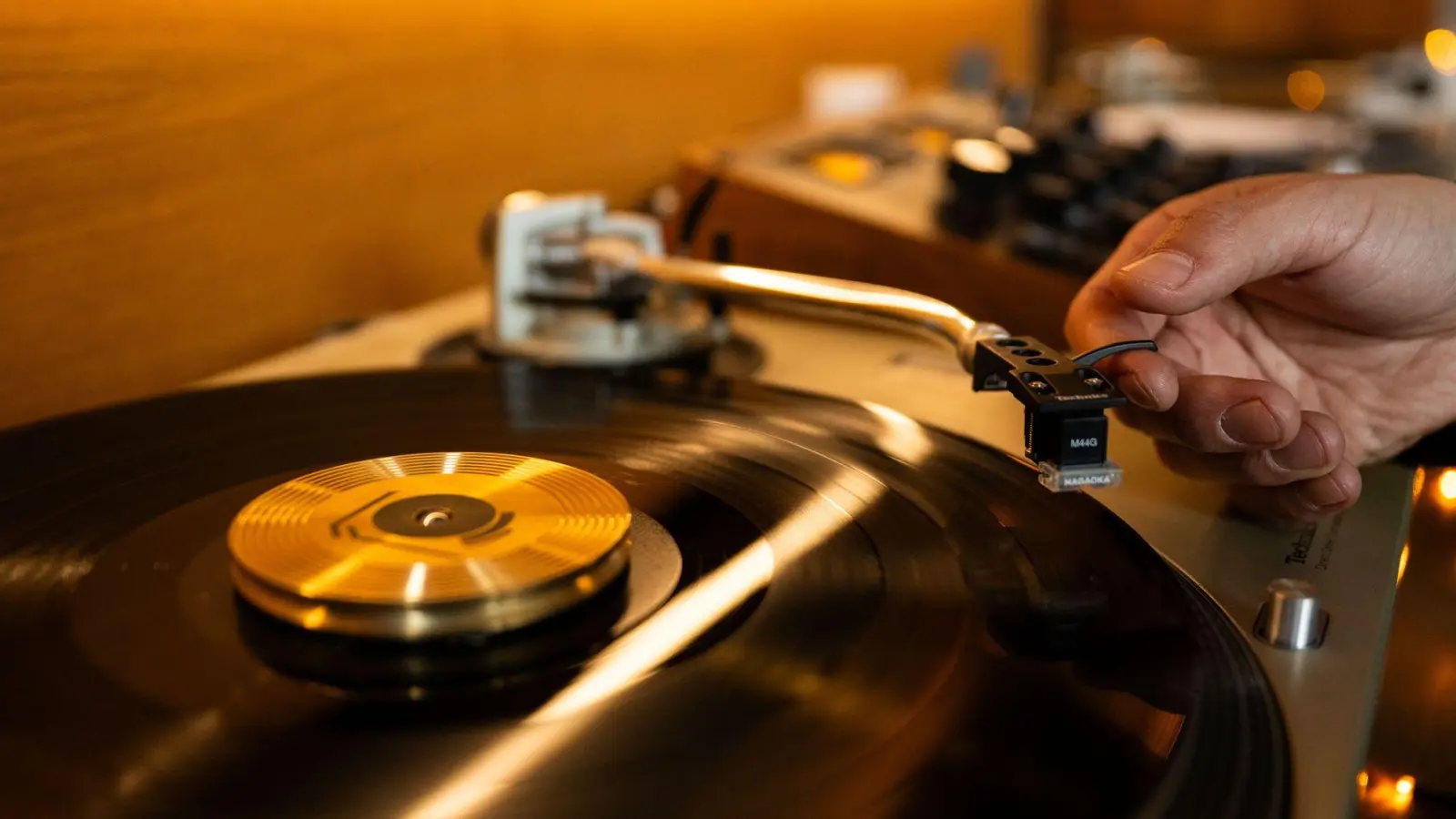 Kevin Rodriguez legt in seiner Bar eine Platte auf.  (Foto: Christophe Gateau/dpa)