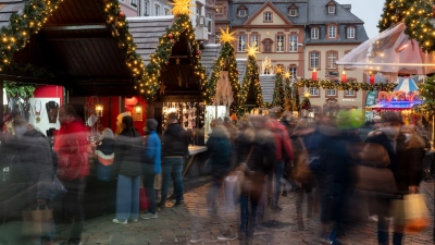 Vorsicht: Diebe nutzen gern den Trubel und die Enge auf Weihnachtsmärkten, um Beute zu machen. (Foto: Harald Tittel/dpa/dpa-tmn)