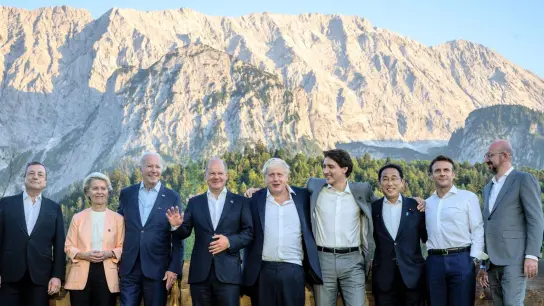 Die am G7-Gipfel teilnehmenden Regierungschefs stellen sich beim G7-Treffen auf Schloss Elmau zu einem informellen Gruppenbild an der „Merkel-Obama“ Bank auf. (Foto: Michael Kappeler/dpa)