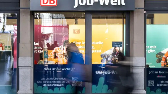 Die „Job-Welt“ der Deutschen Bahn auf dem Hauptbahnhof. Hier können sich Interessierte vor Ort über Berufsmöglichkeiten bei der Deutschen Bahn informieren. (Foto: Boris Roessler/dpa)