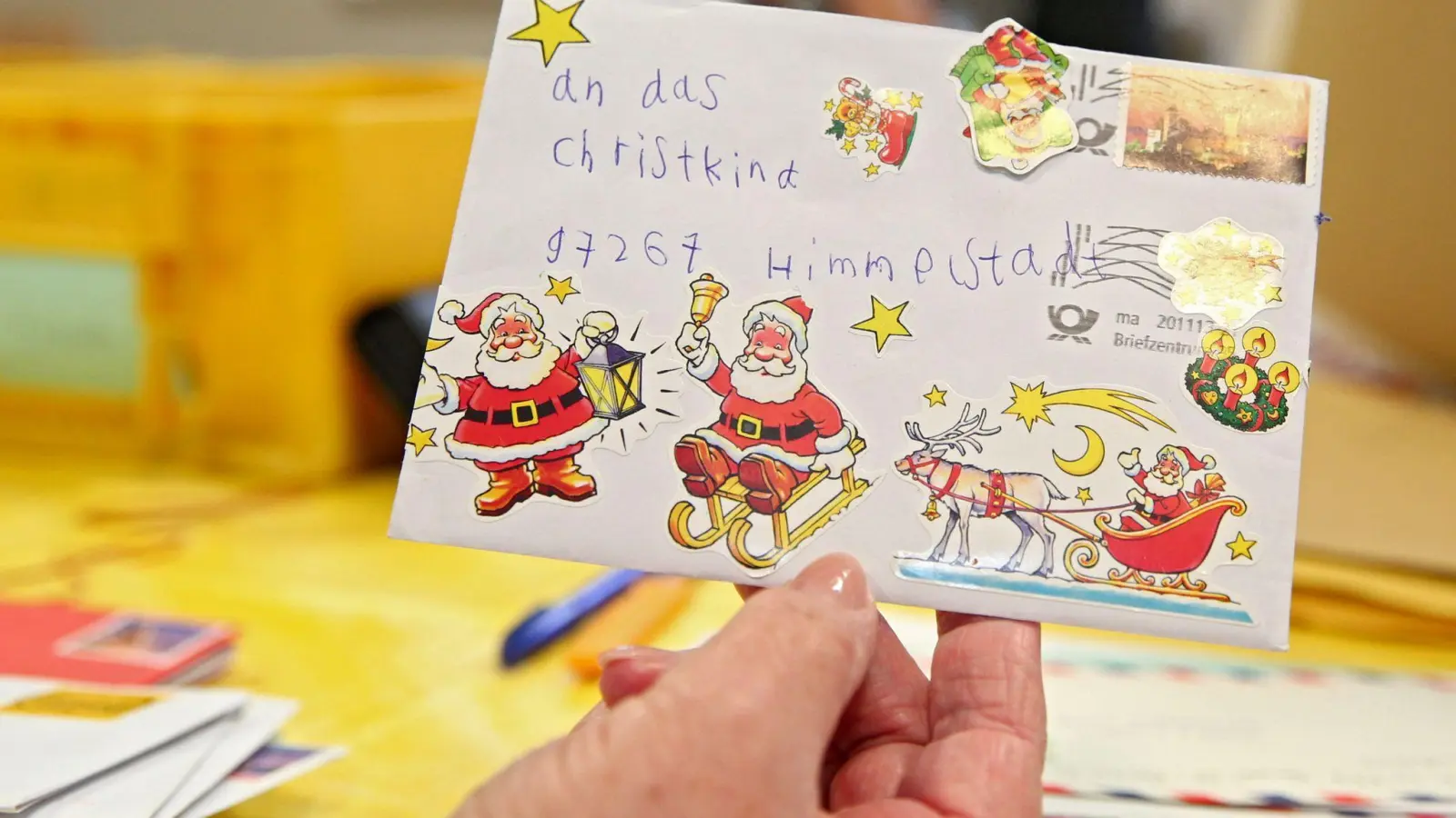 Der Brief eines Kindes an das Christkind ist im einzigen bayerischen Weihnachtspostamt zu sehen. (Foto: Daniel Karmann/dpa/Archivbild)