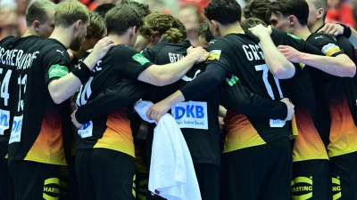 Die deutschen Handballer haben den Einzug ins EM-Halbfinale in den eigenen Händen.  (Foto: Sina Schuldt/dpa)
