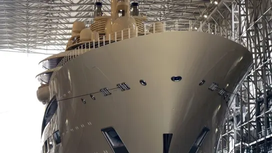 Die Luxusjacht „Dilbar“ steht in der Lürssen Werft. (Foto: Jörn Hüneke/TNN/dpa)
