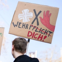 Müssen Jugendliche mit Konsequenzen rechnen, wenn sie während des Unterrichts oder der Arbeit an einem Streik teilnehmen? (Foto: Julian Stratenschulte/dpa/dpa-tmn)