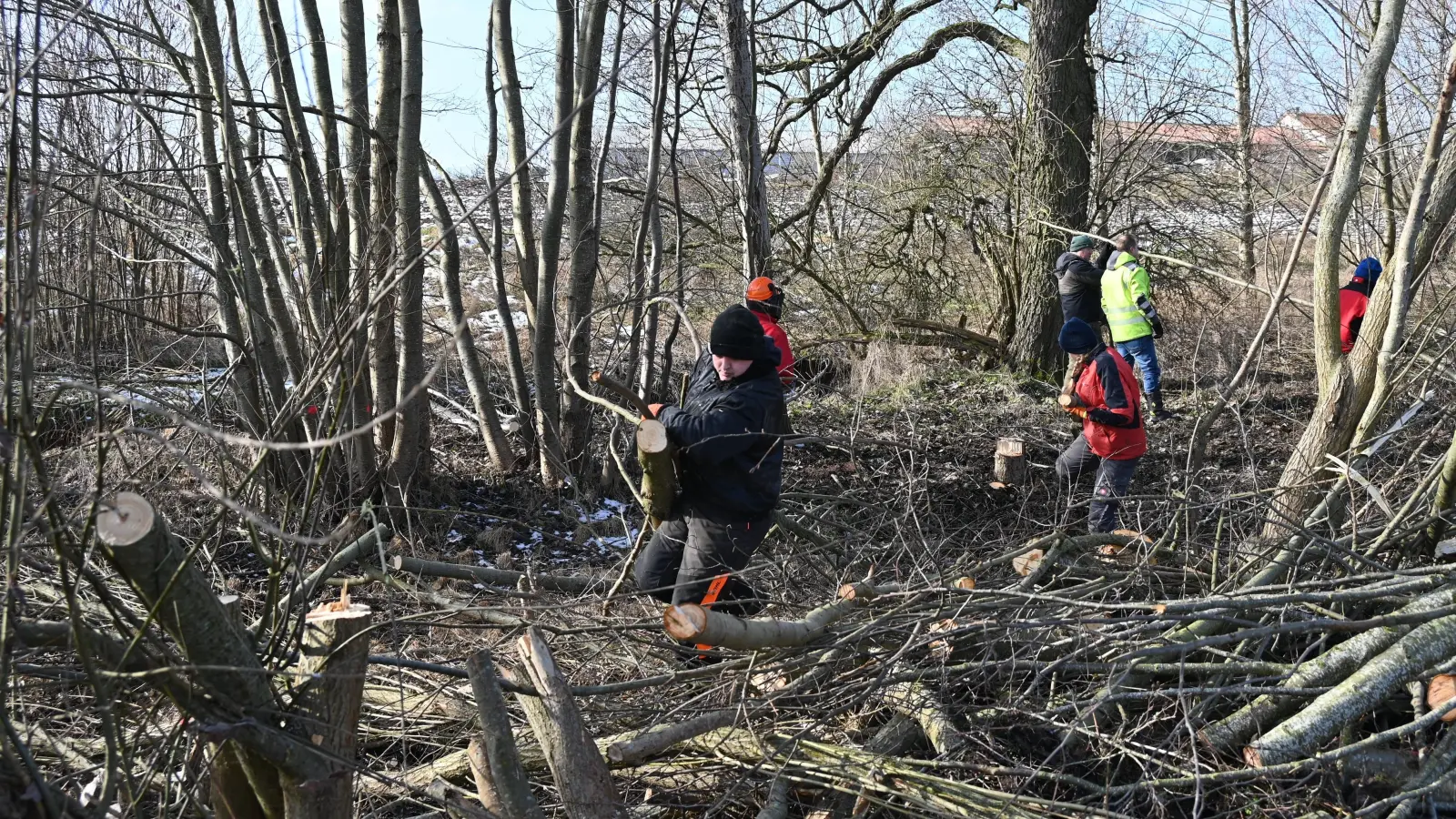 Aktive der Freiwilligen Feuerwehr packen kräftig mit an, um Platz für breitere Wassergräben zu schaffen. In ihnen wird Regenwasser auf natürliche Art gespeichert.  (Foto: Manfred Blendinger)