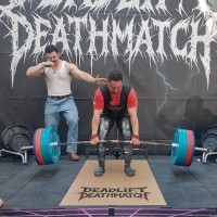 Eine tolle Leistung zeigte Max „Strongman“ Wunderlich (Mitte). Den Weltrekord verpasste er dennoch knapp. Veranstalter Florian Fink moderierte den Kraftsporttag. (Foto: Sandra Buchwald)