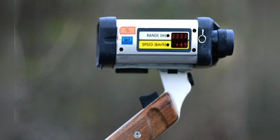 Die Polizei erwischte bei Wilburgstetten auf der B25 eine Fahranfängerin mit 166 km/h. (Symbolbild: Jim Albright)