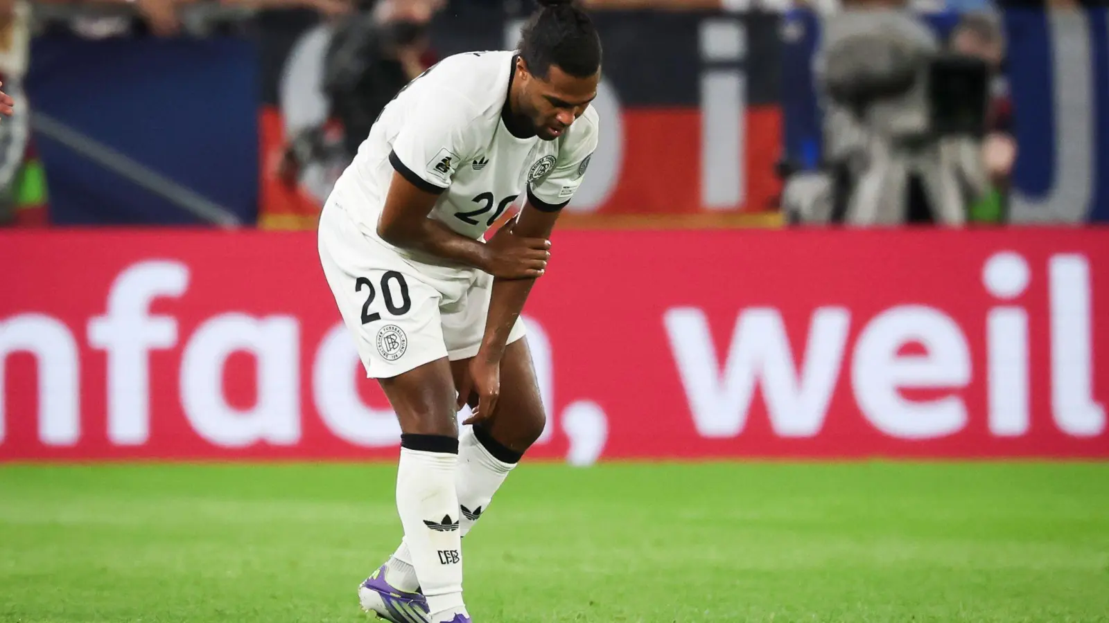 Serge Gnabry fasst sich in Bratislava an den verletzten linken Arm. (Foto: Christian Charisius/dpa)