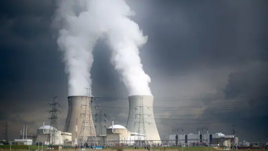 Dampf steigt aus den Kühltürmen des Atomkraftwerks Doel bei Antwerpen auf. (Foto: Oliver Berg/dpa)