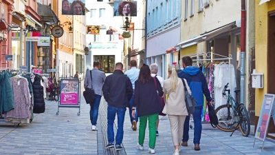 Wird die Neustadt wieder zur kleinen Shopping-Meile? Die bunten Regenschirme und die lachenden Gesichter dienen jedenfalls der Aufhellung der Stimmung. (Foto: Irmeli Pohl)
