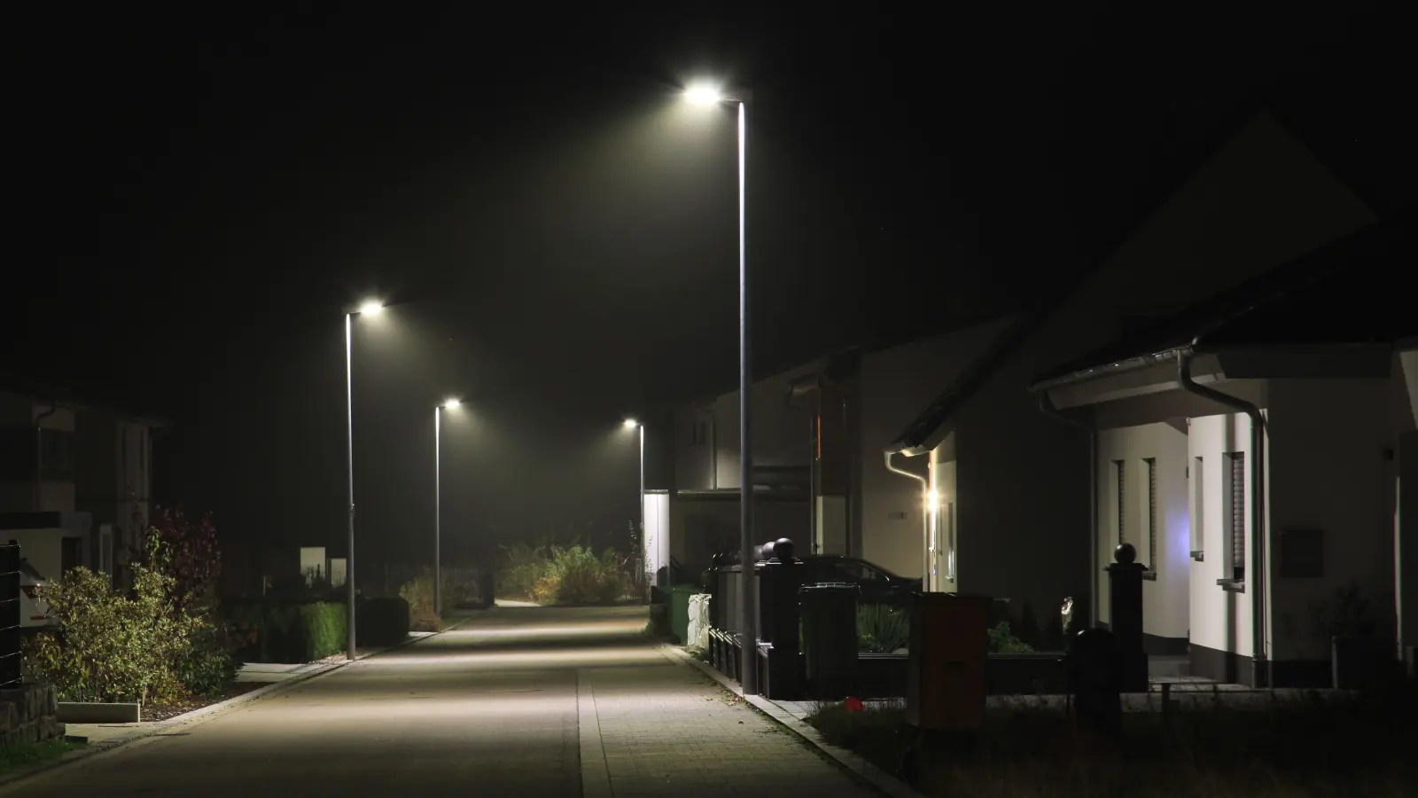 Die meisten Straßenlaternen sind bereits auf moderne LED-Technik umgerüstet, was etwa die Halbierung des Stromverbrauchs bringt. (Archivfoto: Fabian Hähnlein)