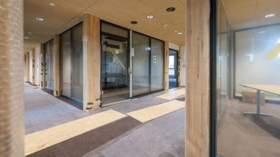 Blick ins Innere des neuen Gebäudes der Kreisverwaltung Mainz-Bingen. Der Neubau hat eine Holzfassade und ist auch im Inneren zu großen Teilen aus Holz. (Foto: Jörg Halisch/dpa)