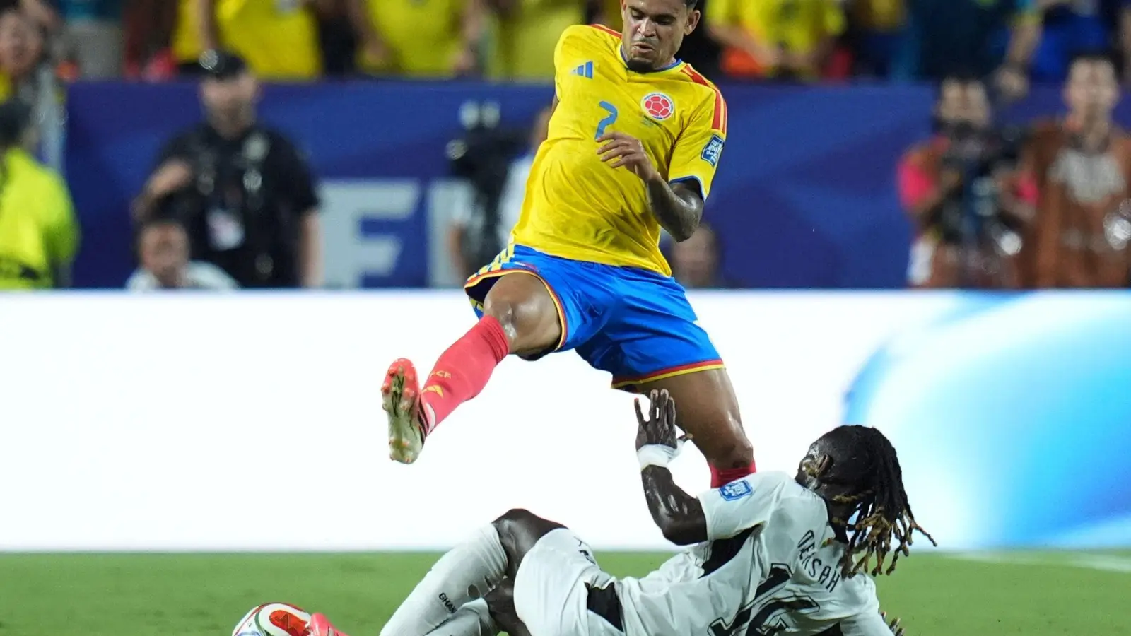 Bayerns Luis Díaz und Kolumbien stehen bei der WM im Achtelfinale. (Foto: Jeff Roberson/AP/dpa)