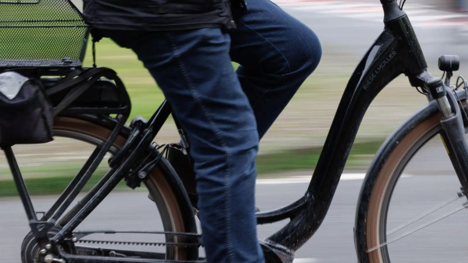Ein Radfahrer fährt mit seinem Pedelec über einen Verkehrsübungsplatz. (Foto: Friso Gentsch/dpa)