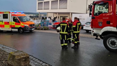 In Gutenstetten gab es nach Angaben der Polizei auf einer Firmenfeier insgesamt zwölf Verletzte. Sie wurden von umherfliegenden Teilen getroffen. (Foto: Rainer Weiskirchen)