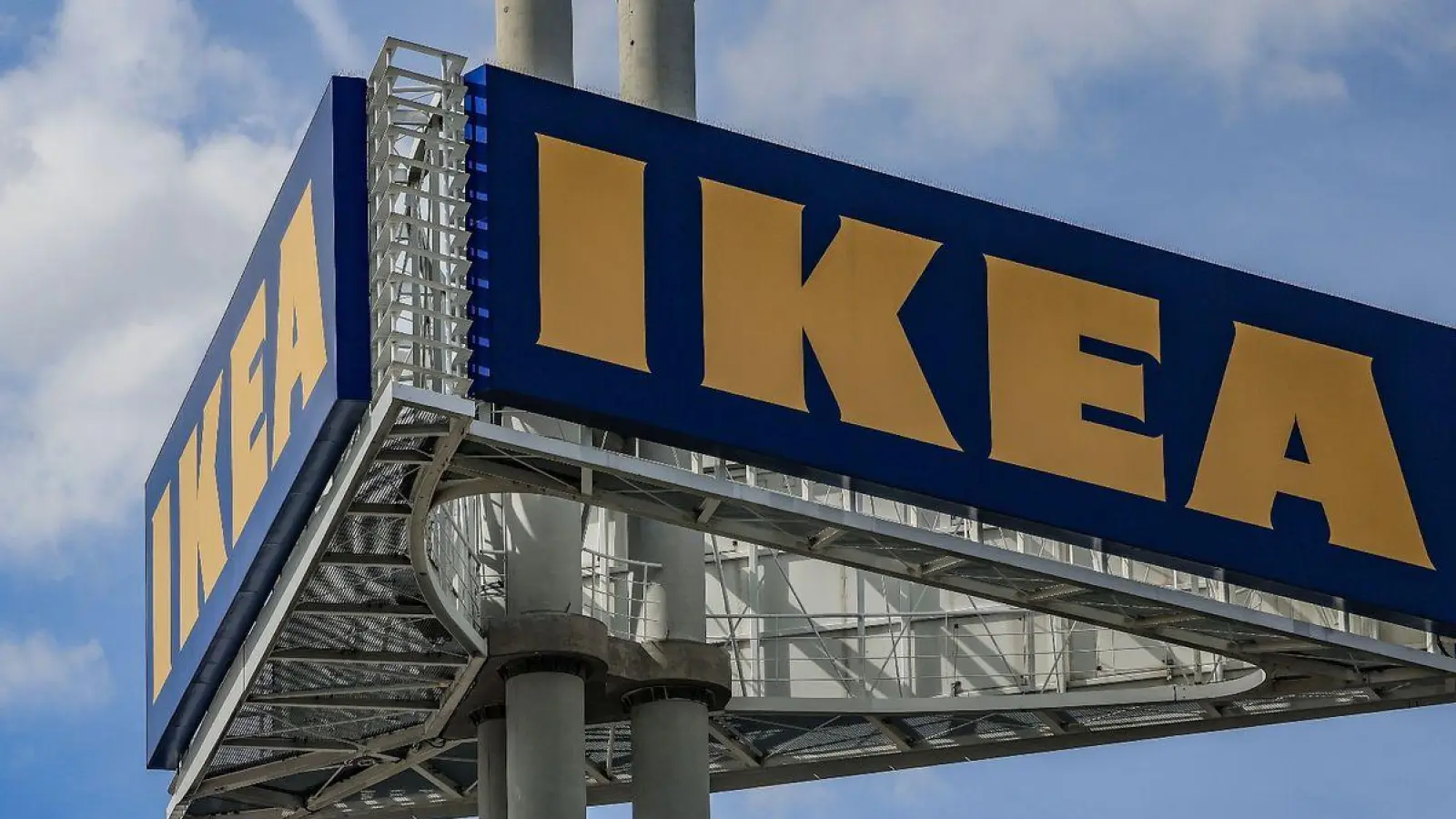 Ikea-Kunden müssen am Freitag möglicherweise längere Wartezeiten in Kauf nehmen. (Foto: Oliver Berg/dpa)