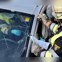 Rettungskarten im Auto liefern Hilfskräften wertvolle Informationen zur Bergung von Unfallopfern. (Foto: Tobias Hase/dpa/dpa-tmn)