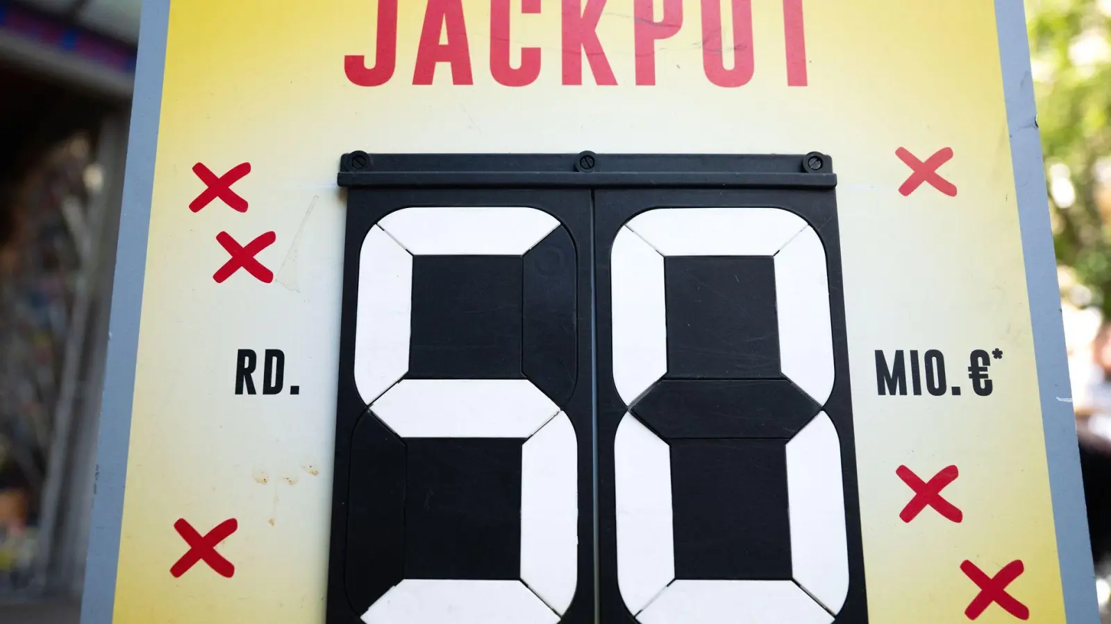 Der Lotto-Jackpot mit der Maximalhöhe von 50 Millionen Euro wurde erneut geknackt. (Archivbild) (Foto: Florian Wiegand/dpa)