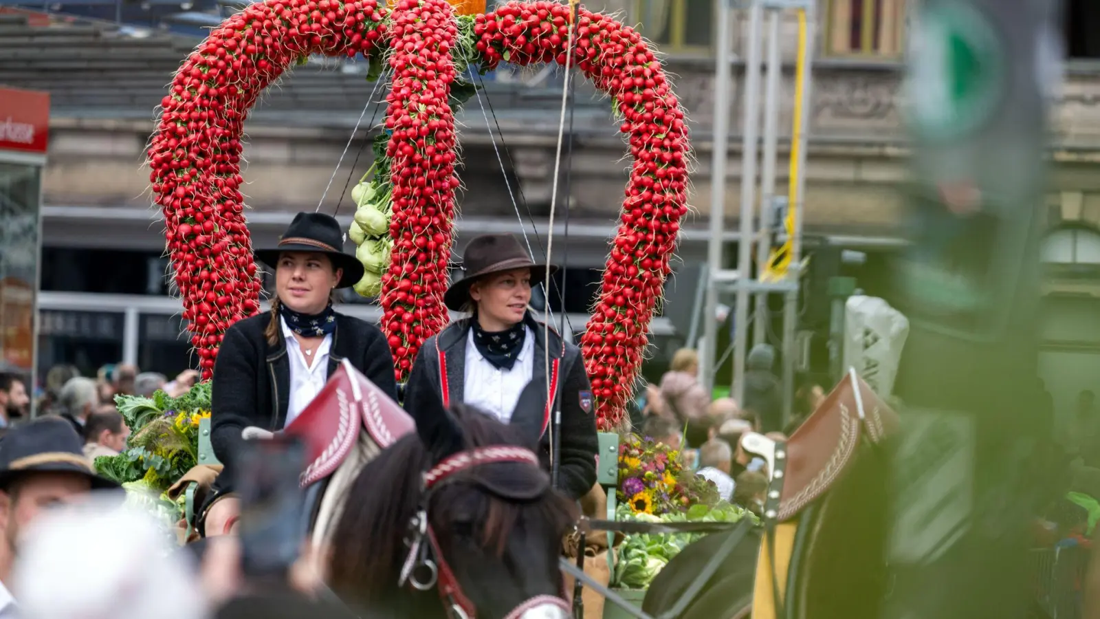 Erntedank ist ein Fest voller Traditionen - dazu gehört auch der Erntedankfestzug in Fürth, wo eine Erntekrone aus Radieschen gefertigt wurde. (Archivbild) (Foto: Pia Bayer/dpa)