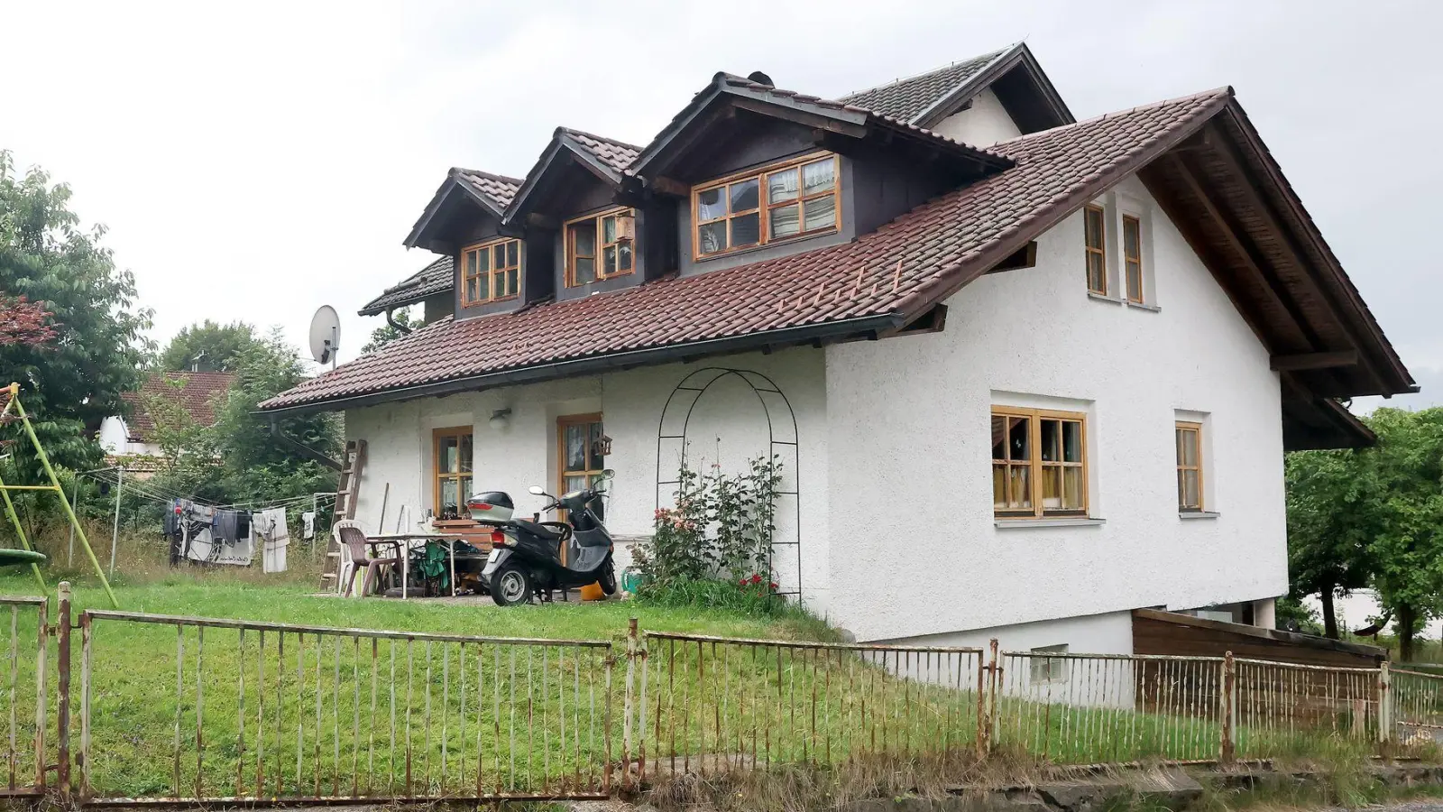 Das Mehrfamilienhaus in Zwiesel, nachdem dort drei Leichen entdeckt wurden. (Archivbild) (Foto: Christine Vincon/dpa)