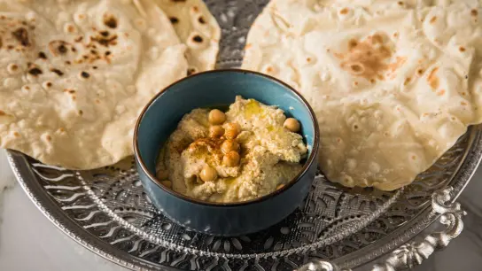 Ein vielseitiger Klassiker der veganen Küche ist Hummus. (Foto: Christin Klose/dpa-tmn)