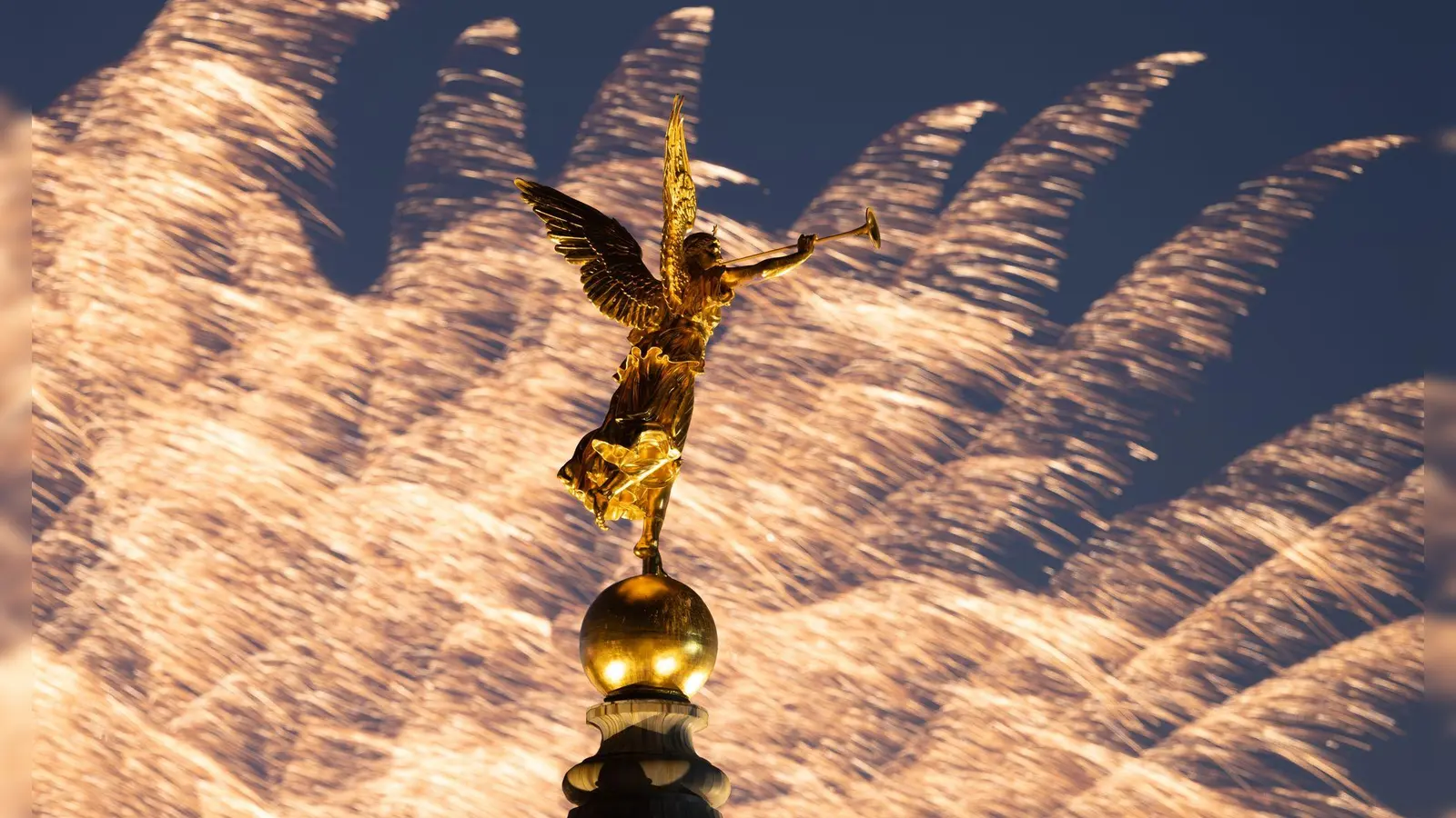 Ein Feuerwerk zum Abschluss des Stadtfest Dresden erhellt hinter der Glaskuppel der Hochschule für Bildende Künste mit dem Posaunenengel Fama den Nachthimmel  (Foto: Sebastian Kahnert/dpa)