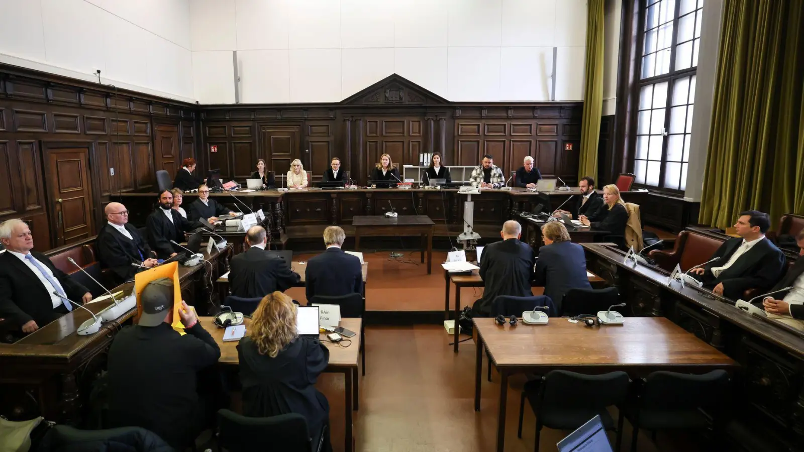 Im Prozess am Hamburger Landgericht wird der Vater der Block-Kinder befragt.  (Foto: Christian Charisius/dpa-Pool/dpa)