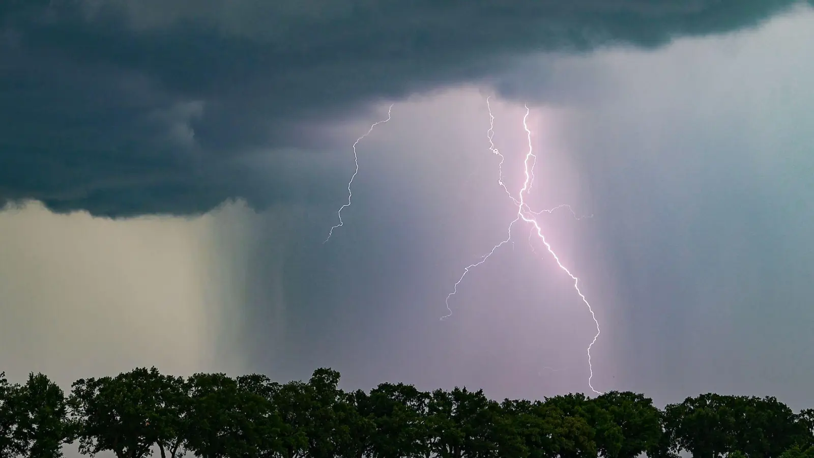 Im Verlauf des Tages sind in Teilen Deutschlands starke Gewitter wahrscheinlich (Symbolbild). (Foto: Patrick Pleul/dpa)