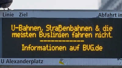 Eine Anzeigetafel einer Tramstation am Berliner Alexanderplatz macht auf den ganztägigen Warnstreik aufmerksam. (Foto: Jörg Carstensen/dpa)