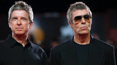 2025 standen die Brüder Liam und Noel Gallagher erstmals seit Jahren wieder gemeinsam auf der Bühne. (Archivbild) (Foto: Scott A Garfitt/Invision/AP/dpa)