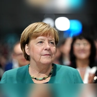 Angela Merkel wird in Augsburg mit dem Preis geehrt. (Archivbild) (Foto: Kay Nietfeld/dpa)