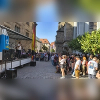Zur Abschlusskundgebung des Bündnisses für Demokratie, Menschenwürde und Zusammenhalt kamen viele Menschen ans Stadthaus. (Foto: Robert Maurer)