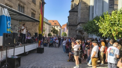 Zur Abschlusskundgebung des Bündnisses für Demokratie, Menschenwürde und Zusammenhalt kamen viele Menschen ans Stadthaus. (Foto: Robert Maurer)