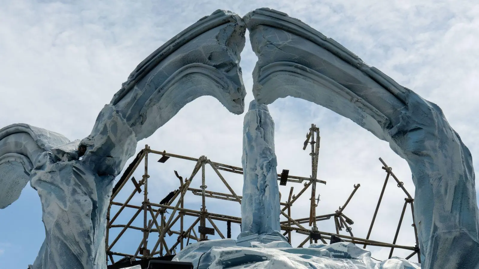 Innerhalb weniger Tage wurde eine alternative Hauptbühne errichtet. (Foto: Marius Burgelman/Belga/dpa)