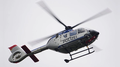 Dank des Einsatzes eines Polizeihubschraubers konnte der Mann schließlich aus der Luft lokalisiert werden. (Symbolbild: Robert Michael/dpa-Zentralbild/ZB/Symbolbild)