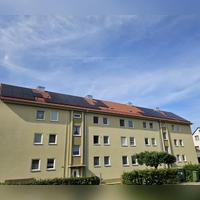 Blick auf die Wassertrüdinger Straße 16 und 18. Das Gebäude gehört der Baugenossenschaft. Die SWD Plus hat das Dach mit einer Photovoltaikanlage bestückt, über die die Bewohnerinnen und Bewohner Mieterstrom beziehen können.  (Foto: Stadt Dinkelsbühl/Tobias Dietle)