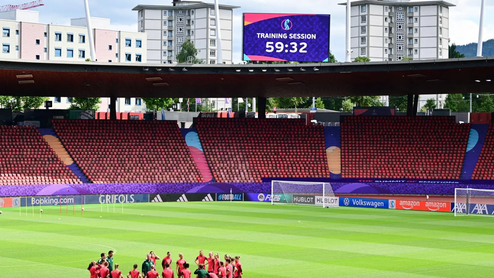 Abschlusstraining der FB-Frauen im Letzigrund. (Foto: Sebastian Christoph Gollnow/dpa)