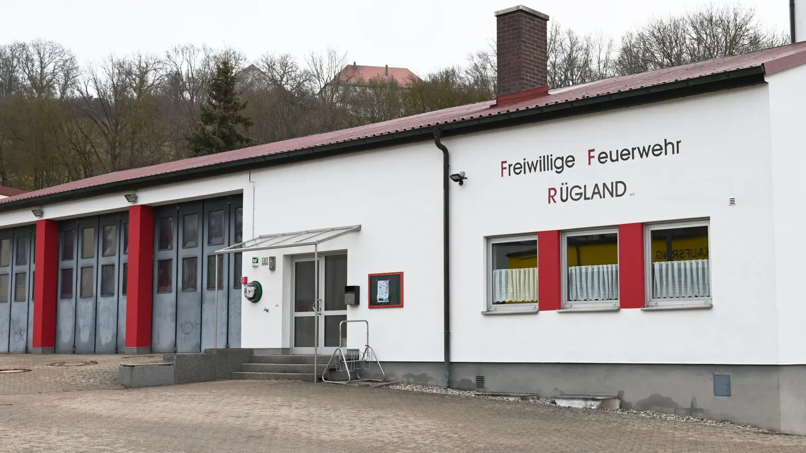 Der Gemeinderat tagt im Haus der Freiwilligen Feuerwehr. In dem kleinen Sitzungssaal war nicht ausreichend Platz für die Anzahl an Besuchenden.  (Foto: Luca Paul)