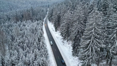 Reichweite, Verbrauch und Ladegeschwindigkeit: Der ADAC hat 14 E-Autos bei winterlichen Verhältnissen getestet. (Foto: Jan Woitas/dpa/dpa-tmn)